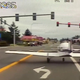 Imagen para el artículo titulado Un coche policial graba el momento en que una avioneta aterriza de emergencia en una avenida